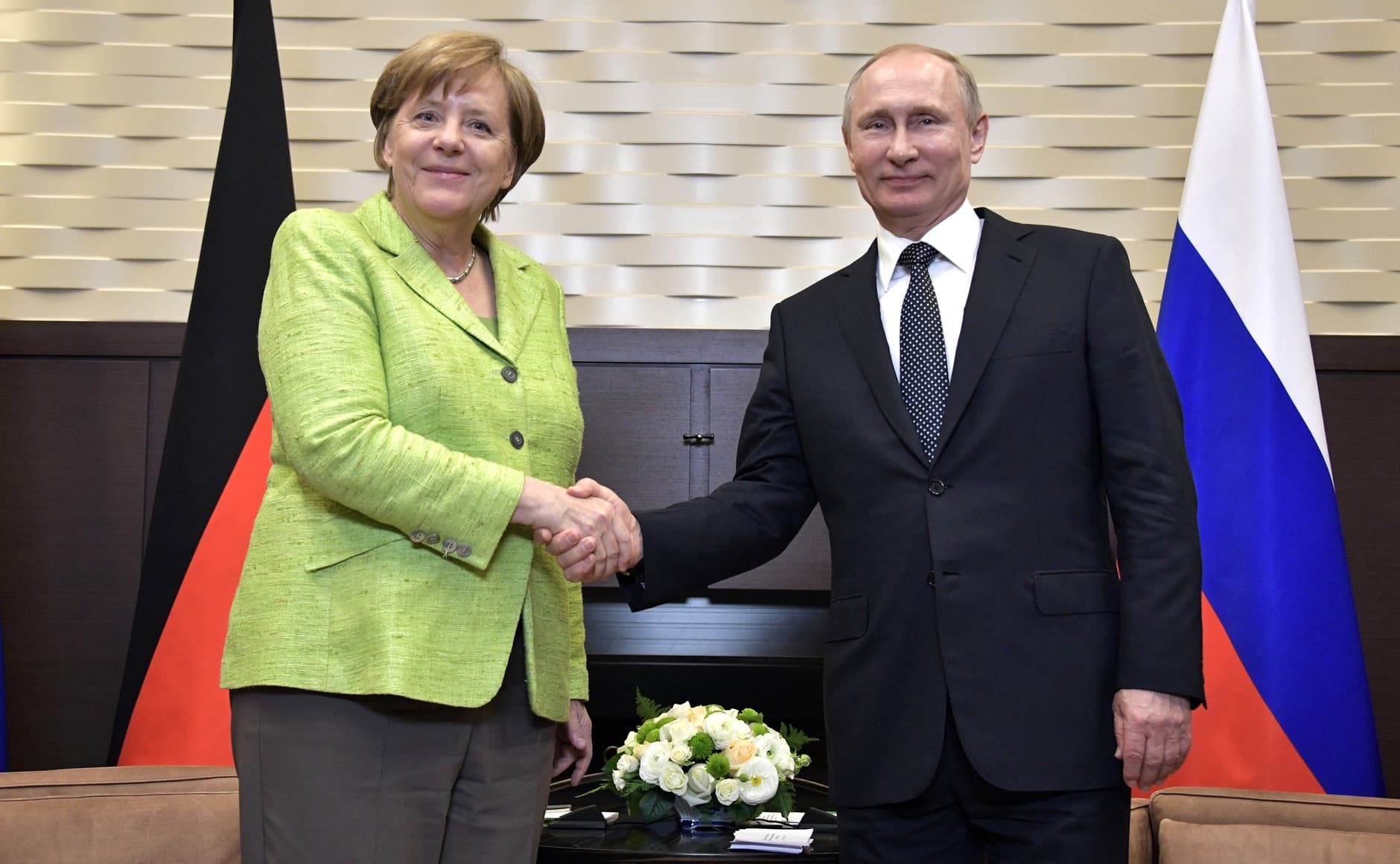 Putin, Merkel ile Libya'daki durumu g�r��t�