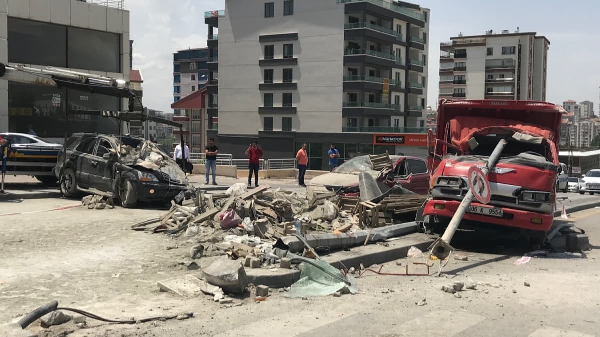 Freni boalan kamyonet, klarda bekleyen otomobillere arpt: Bir kii hayatn kaybetti 