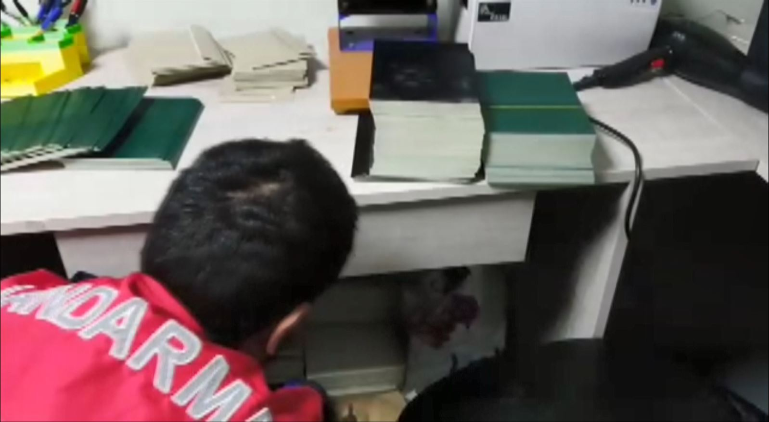 �stanbul'da, sahte evrak d�zenledi�i iddias�yla g�zalt�na al�nan ��pheli tutukland�