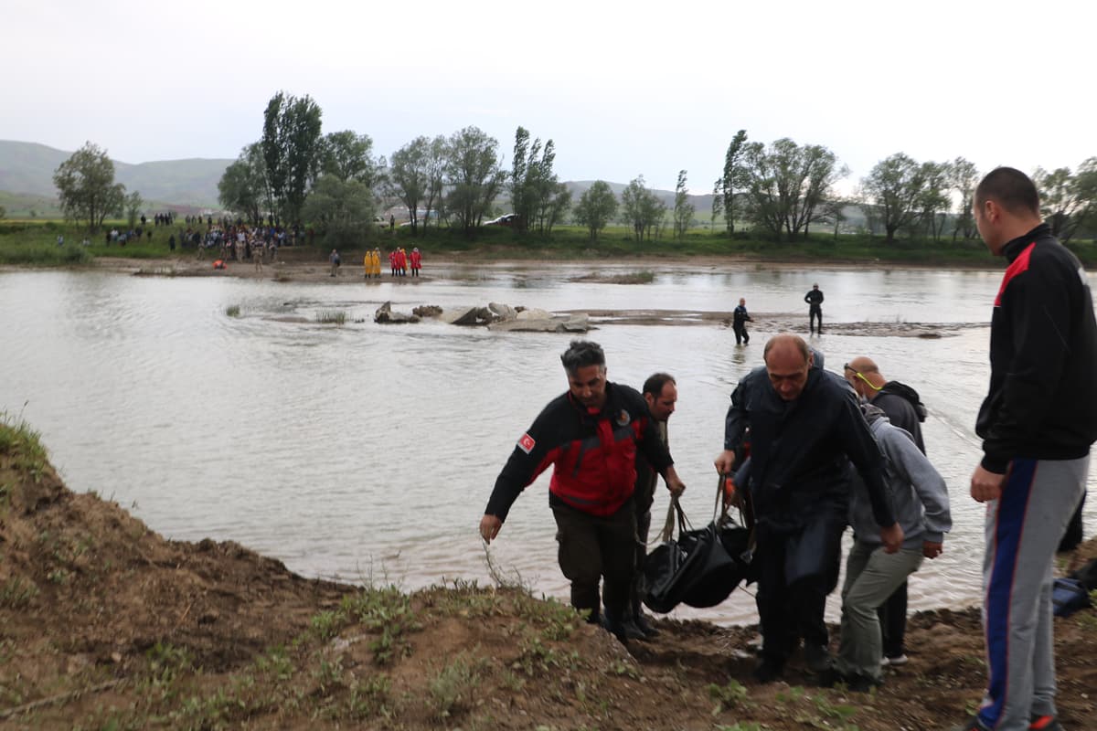 Sivas'ta �rmakta kaybolan 4 ki�iden �� �ocu�un cesedine ula��ld�