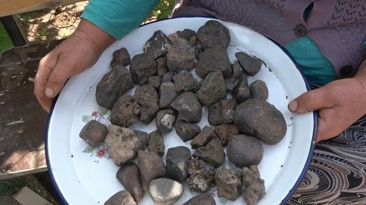 Tarlas�ndan m�knat�sla tek tek toplad�: 45 adet g�k ta��n� y�llard�r sakl�yor