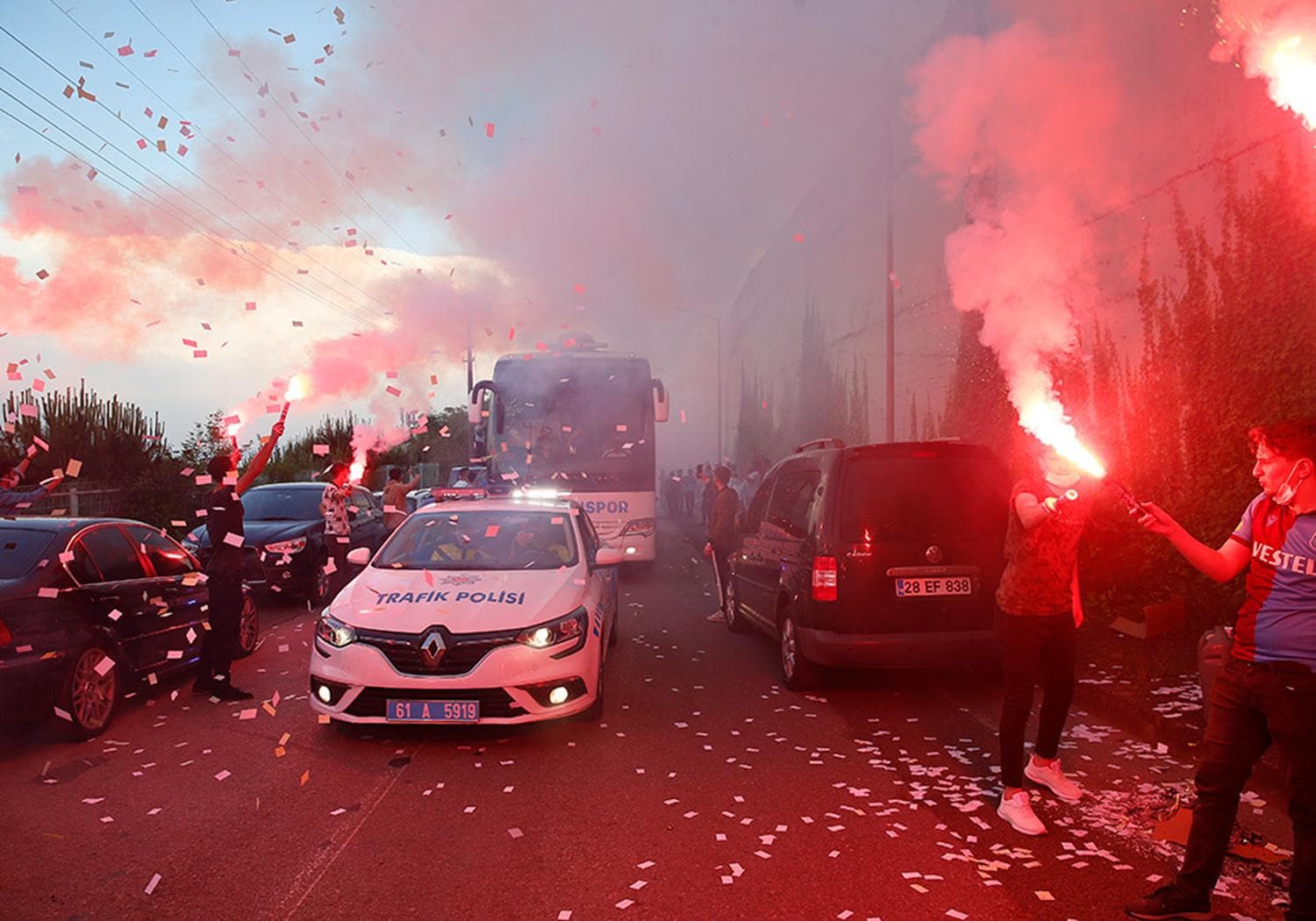 Trabzonspor taraftar� tak�m�n� G�ztepe deplasman�na u�urlad�