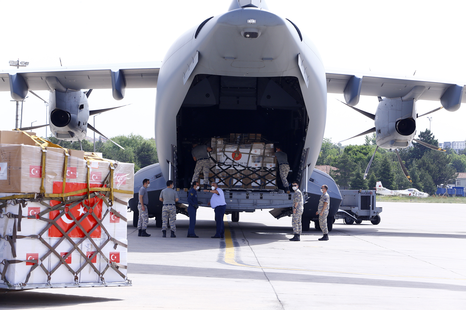 T�rkiye'den t�bbi yard�m ta��yan u�ak ba�kent Kabil'e indi