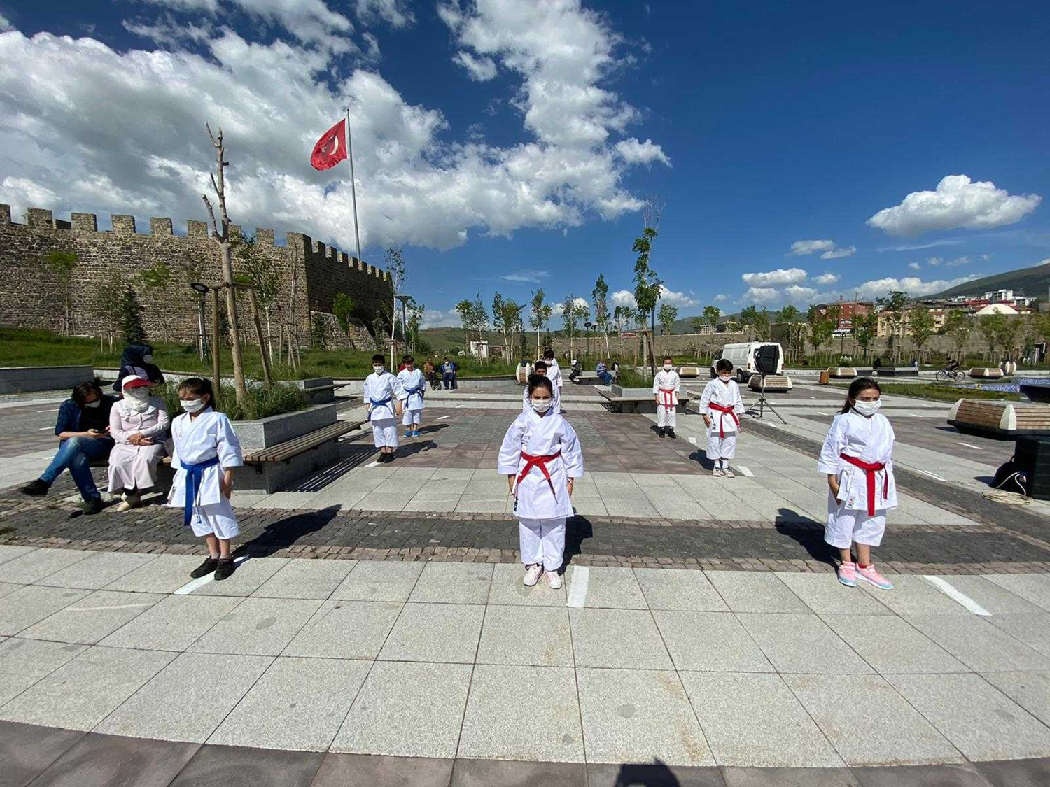 Erzurumlu sporcular 'Spor Her Yerde' diyerek gsteri yapt