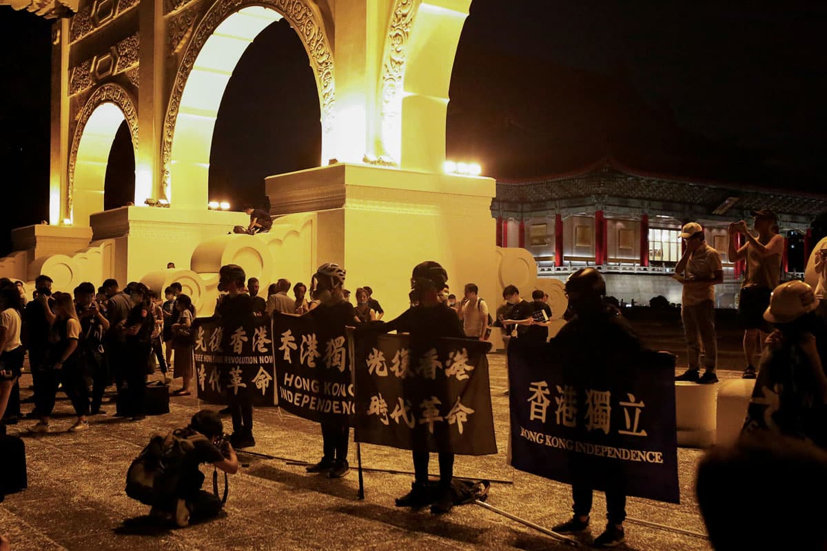 Hong Kong durulmuyor! Yine soka�a d�k�ld�ler