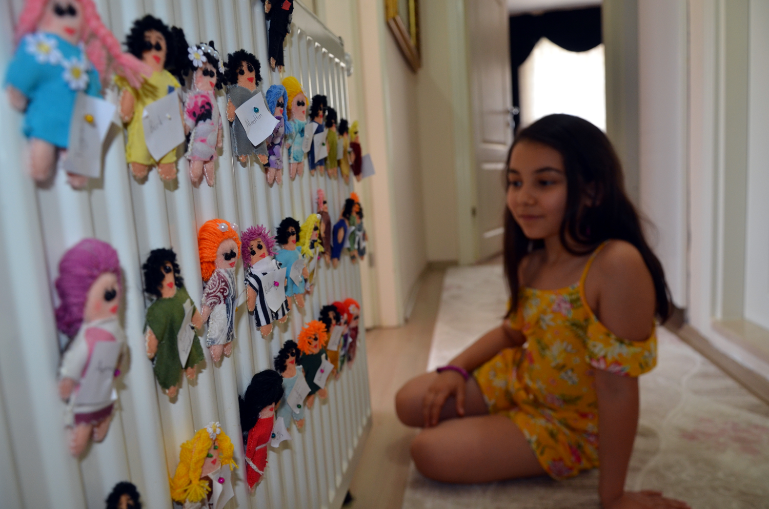 Pandemi s�recinde arkada�lar�n� �zleyen k�z� i�in 'bez bebeklerden s�n�f' yapt�