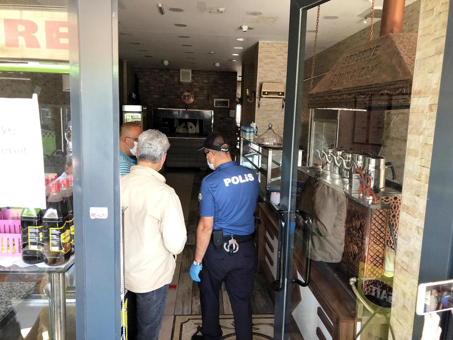 27 ya��ndaki adam silah�n� temizlerken kendini vurdu!