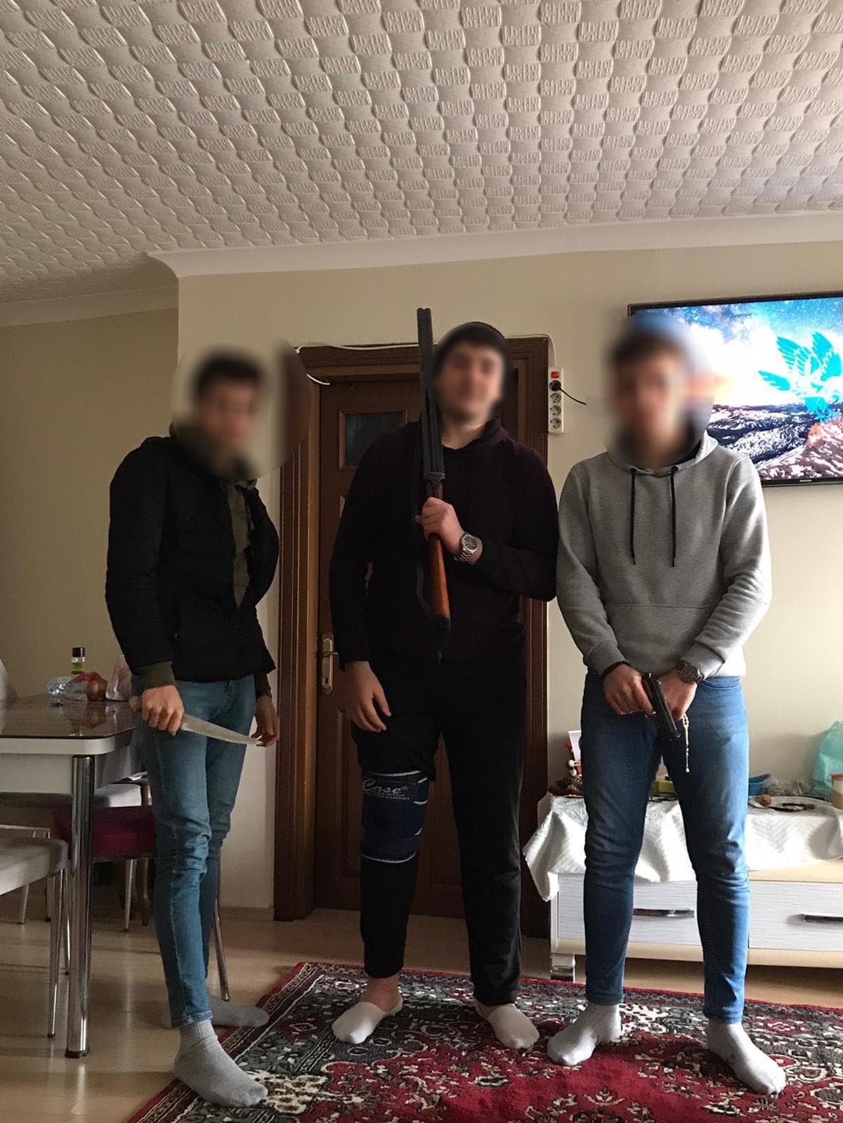 Sosyal medyada payla�mak i�in silahlarla foto�raf �ekmeye �al���rken arkada� katili oldu, �zg�n oldu�unu belirtti!