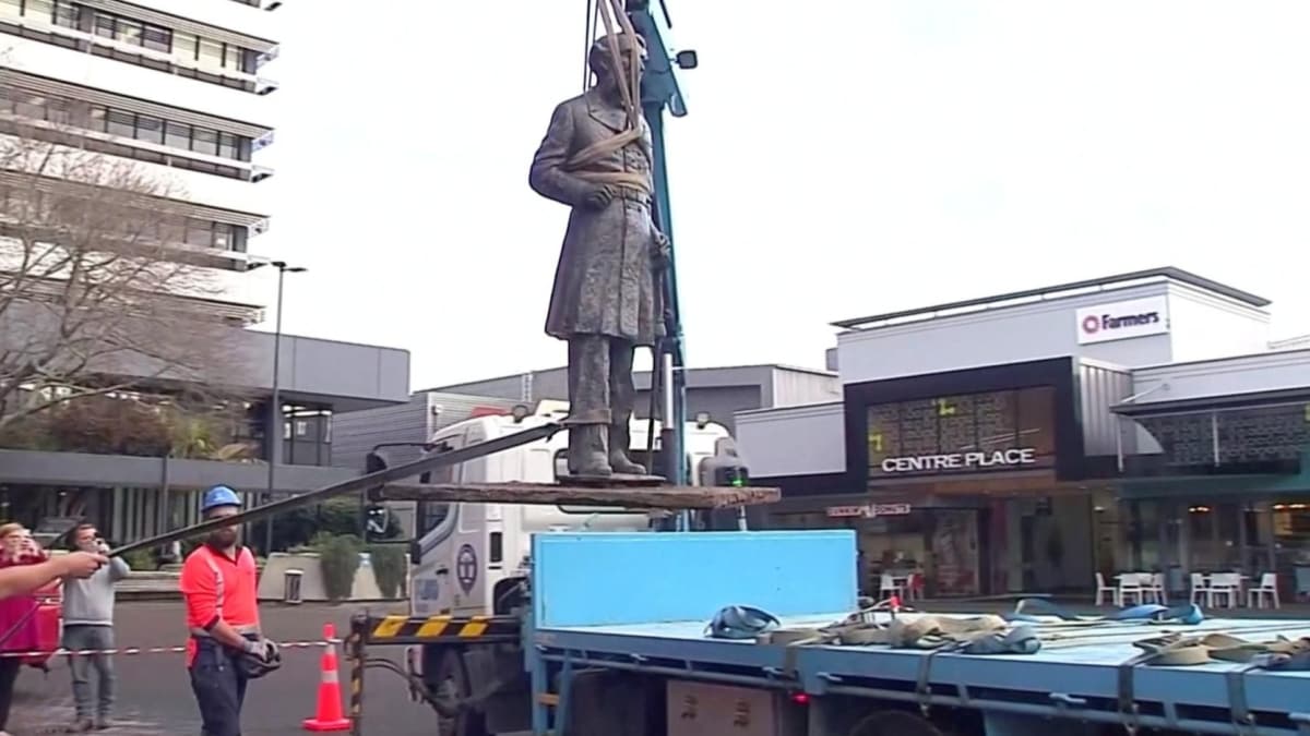 Yeni Zelanda'da ehre ad verilen John Hamilton'n heykeli kaldrld 