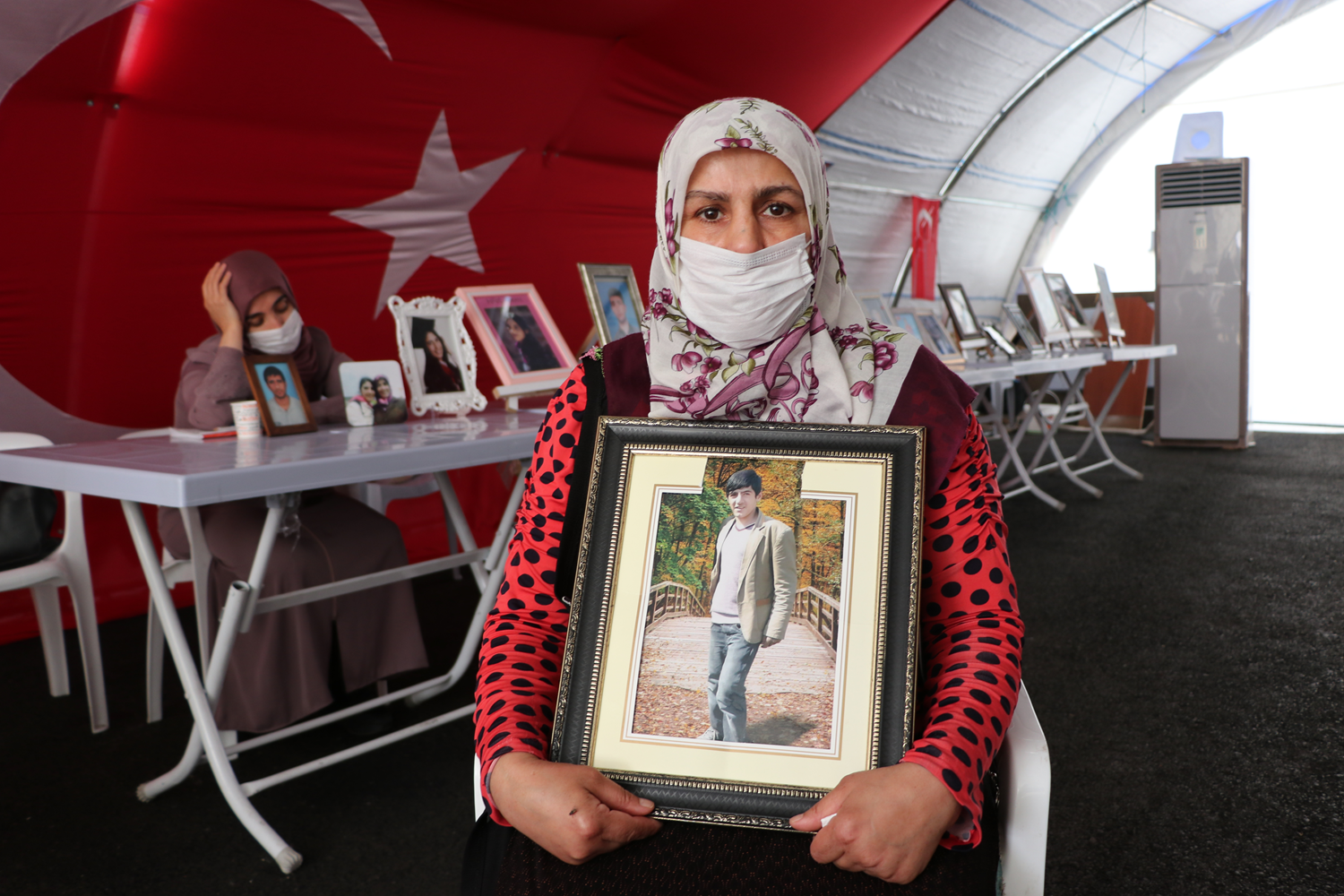 Ac�l� anneden HDP'ye tepki: Kendi �ocuklar�n� okula, bizimkileri da�a g�nderiyorlar
