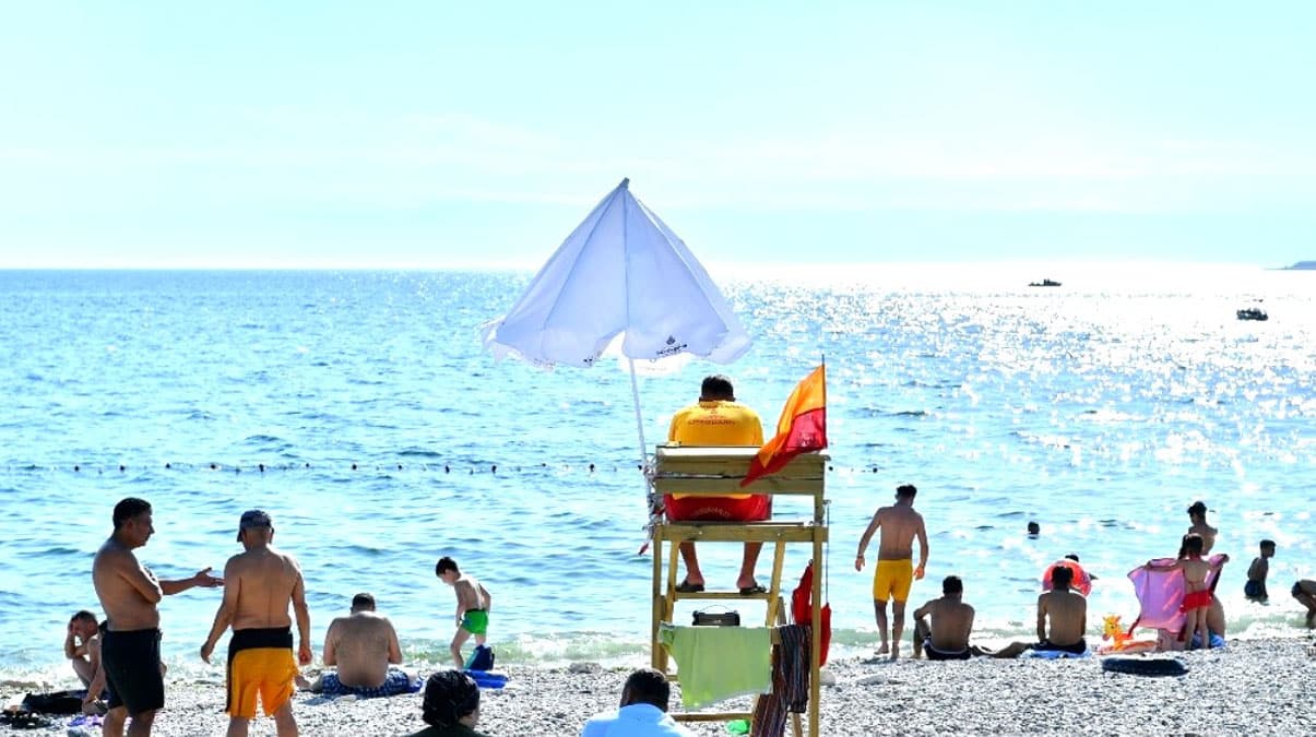 Hafta sonunu f�rsata �eviren vatanda�lar sahillere ko�tu