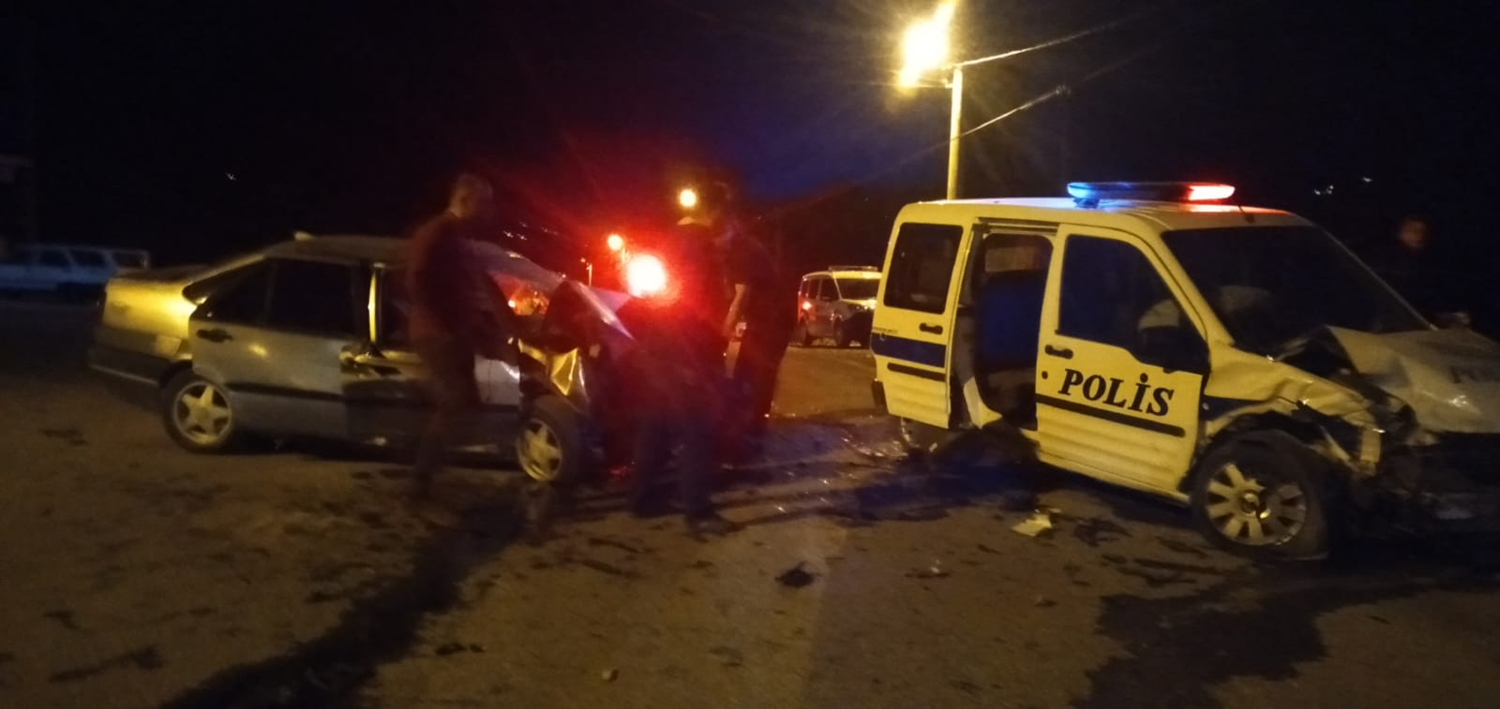 Kahramanmara�'ta polis arac� ile otomobil �arp��t�: 2 �l�, 4 yaral�