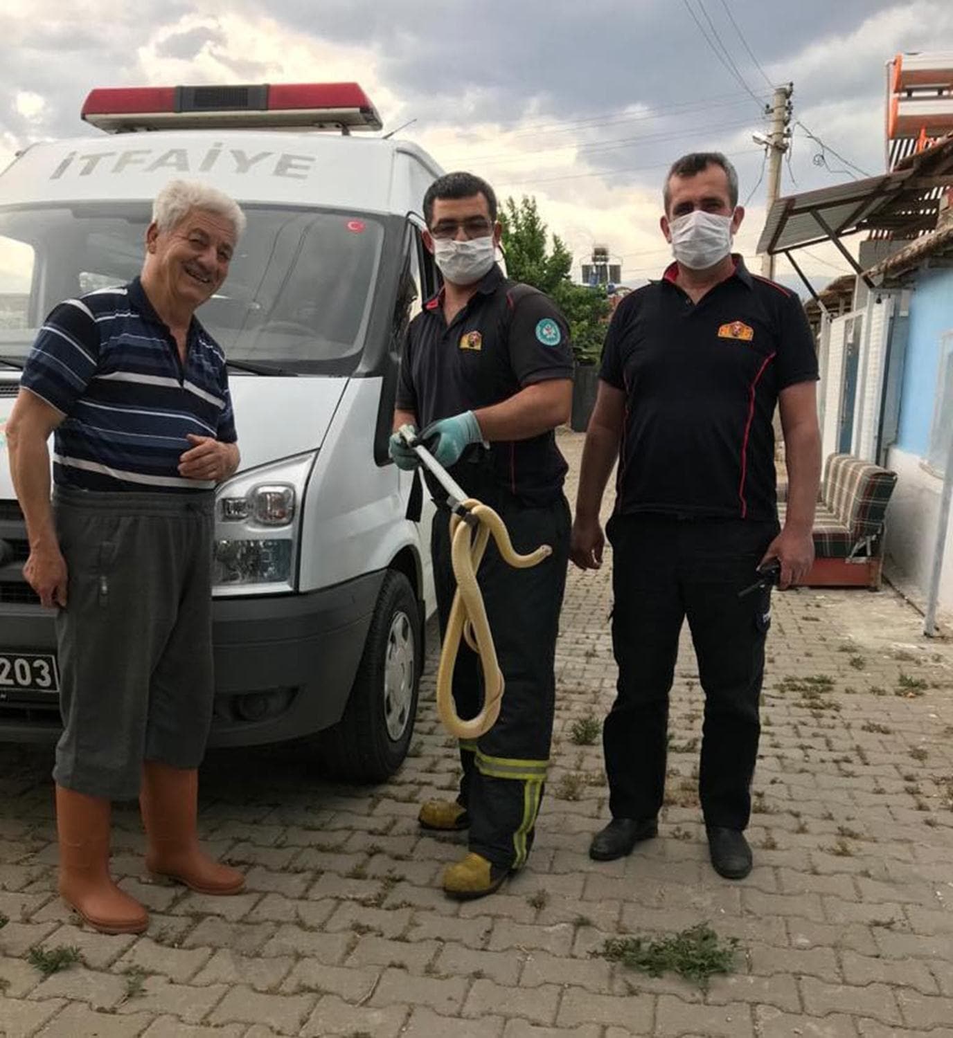 Evinin mutfa��na girdi, 1.5 metrelik y�lanla burun buruna geldi!