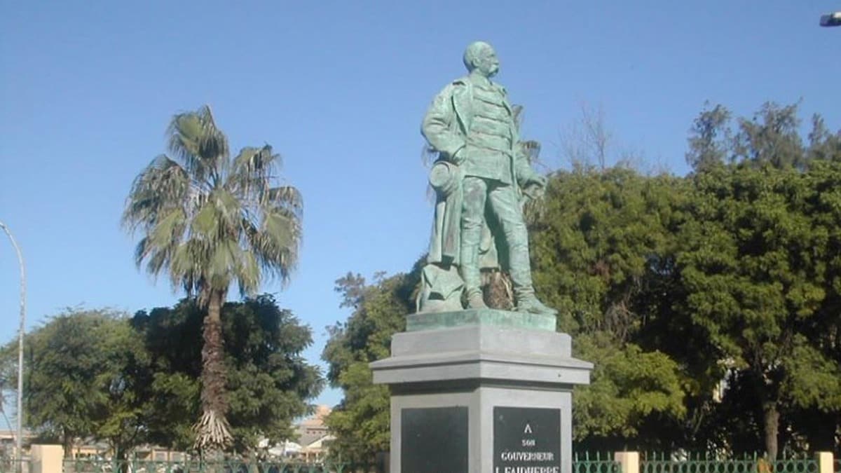 Senegal'de halk, Fransz smrgecil Louis Faidherbe'in heykelinin kaldrlmasn istiyor