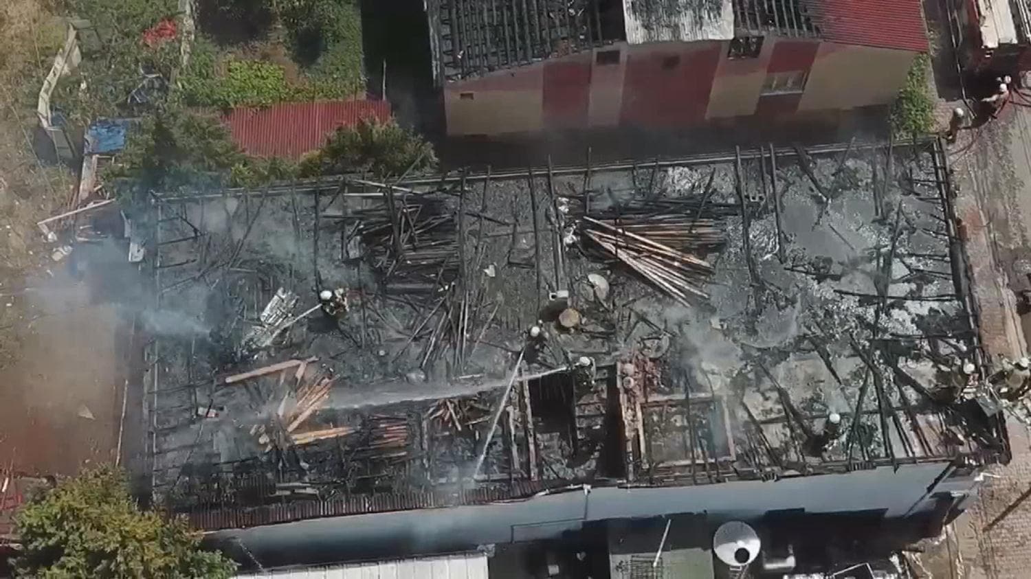 Sultanbeyli'de iki binan�n �at�s�nda yang�n ��kt�