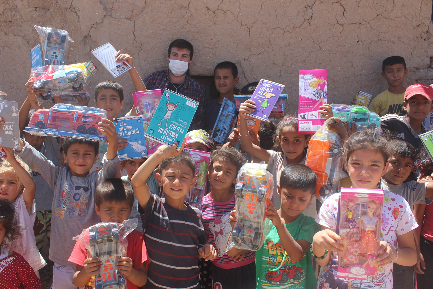 �niversiteli gen�, oyuncak ve kitaplarla k�ydeki �ocuklar�n y�z�n� g�ld�rd�