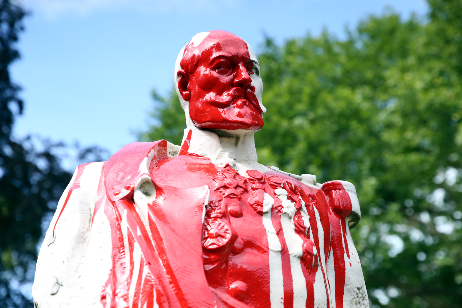 'Heykel' isyan� b�y�yor! Sald�r�lara bir yenisi daha eklendi