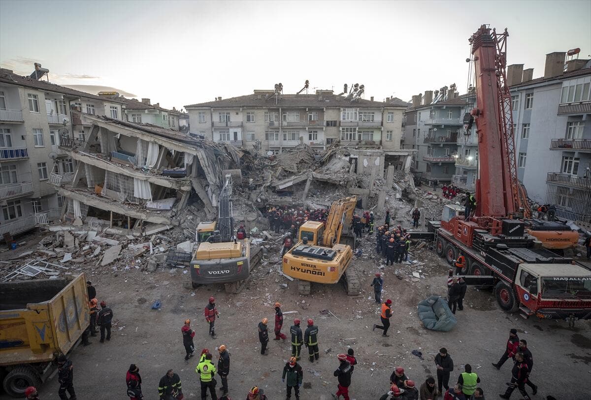 Elaz'daki depremzedelere byk destek: 20 milyon liray at