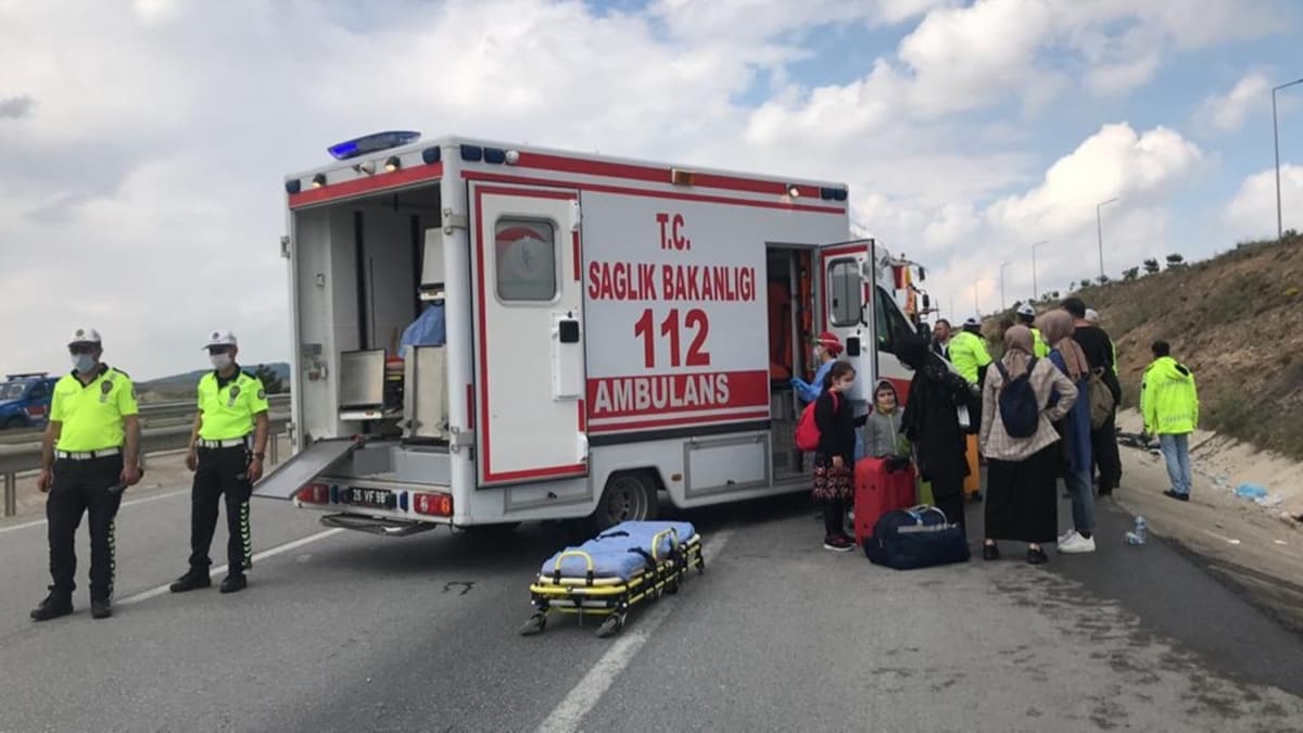 Eskiehir'de yolcu otobs ile ekici arpt: 17 yaral 
