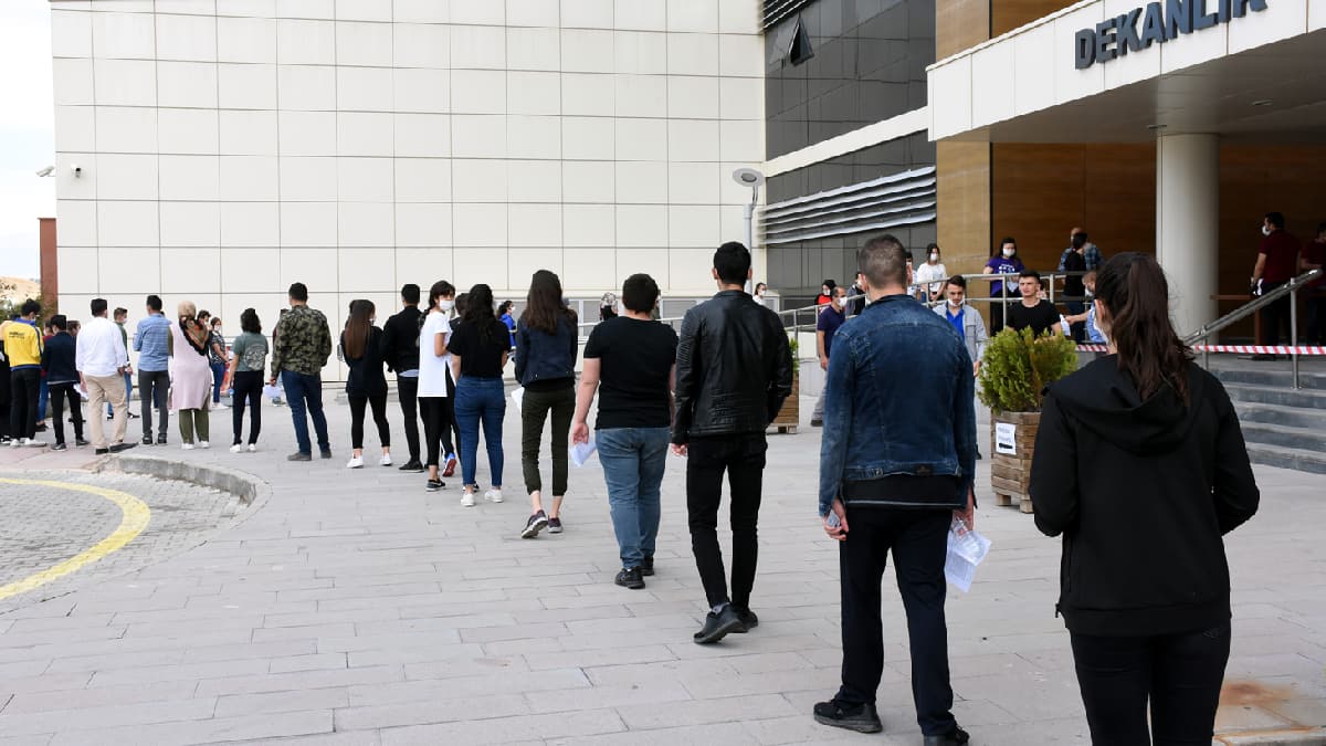 Koronavir�s tedbirleri alt�nda geni� kat�l�ml� ilk s�nav sona erdi