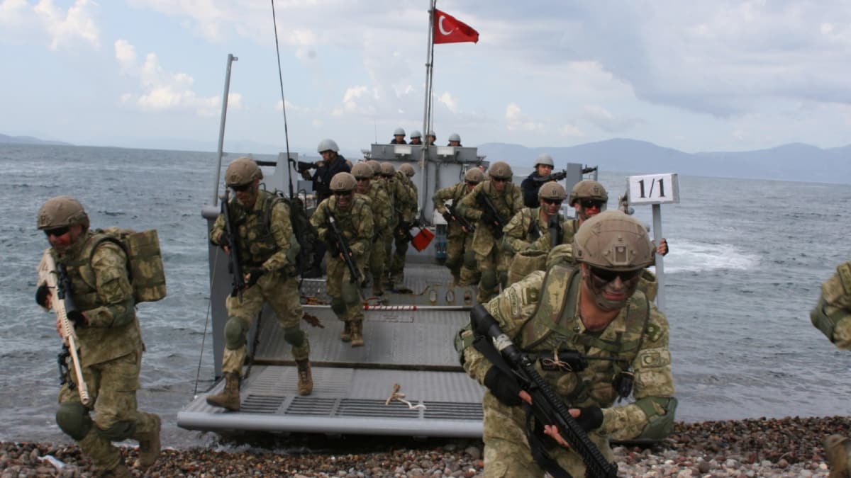 T�rkiye'den Ege ve Akdeniz'de g�vde g�sterisi