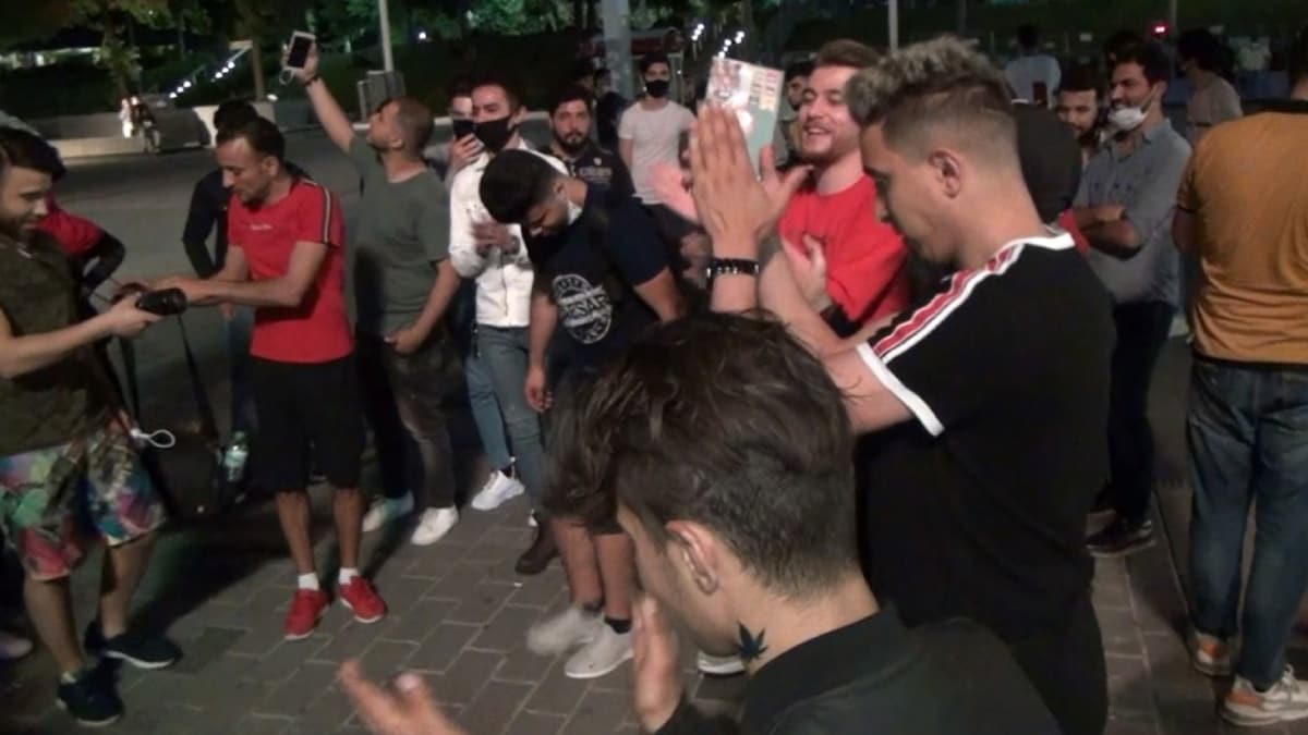 Taksim Meydan�'nda 'pes' dedirten m�zik ��leni! Koronavir�s� hi�e sayd�lar