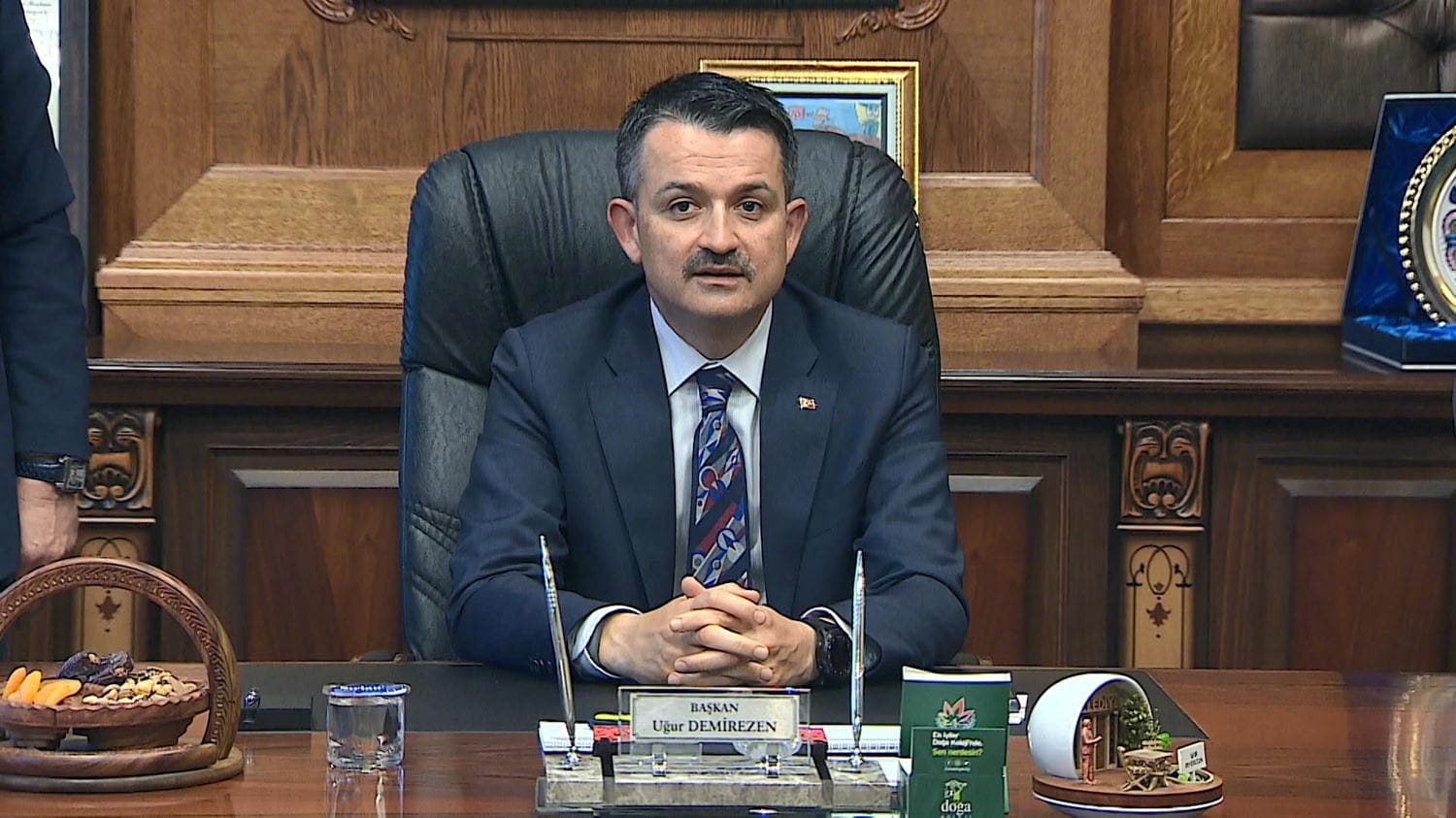 Bing�l'deki depremle ilgili konu�an Bakan Pakdemirli: �lk tespitlerimize g�re 105 ah�r y�k�lm�� g�z�k�yor