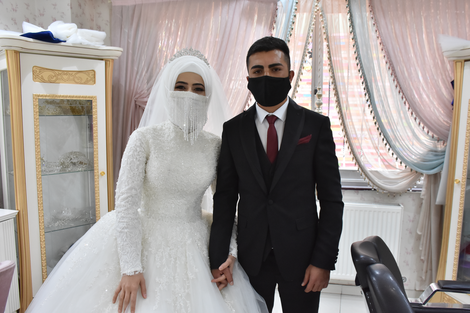 Pandemi d�neminde gelinlerin yeni aksesuar� 'i�lemeli cerrahi maskeler'