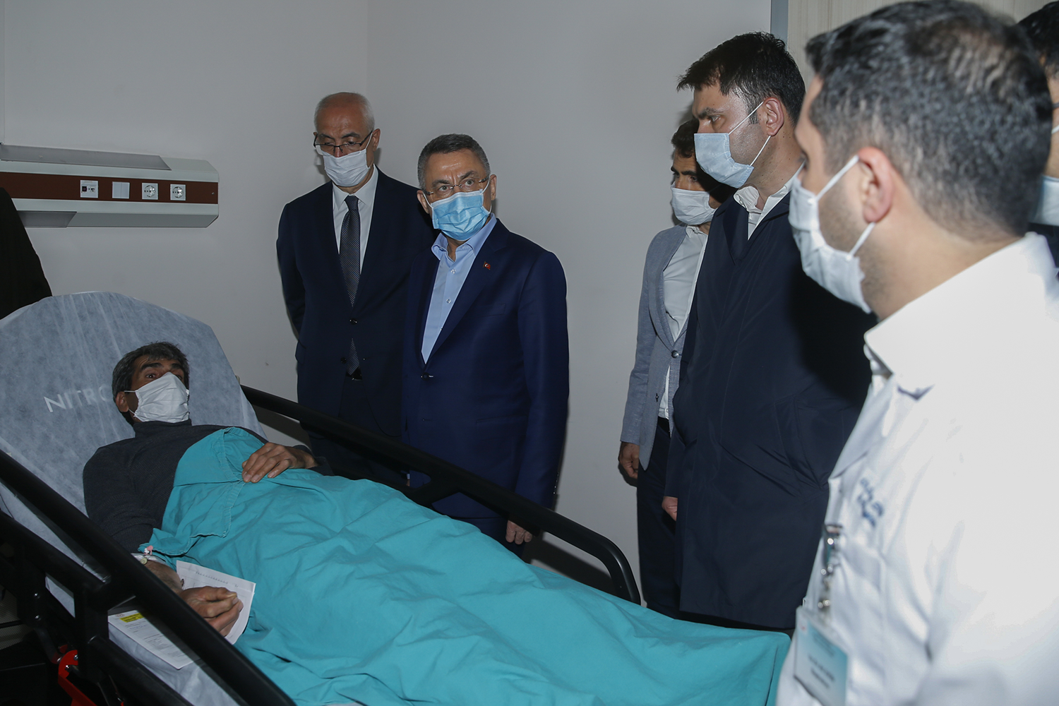 Cumhurbakan Yardmcs Oktay'dan Bingl Devlet Hastanesindeki yarallara ziyaret