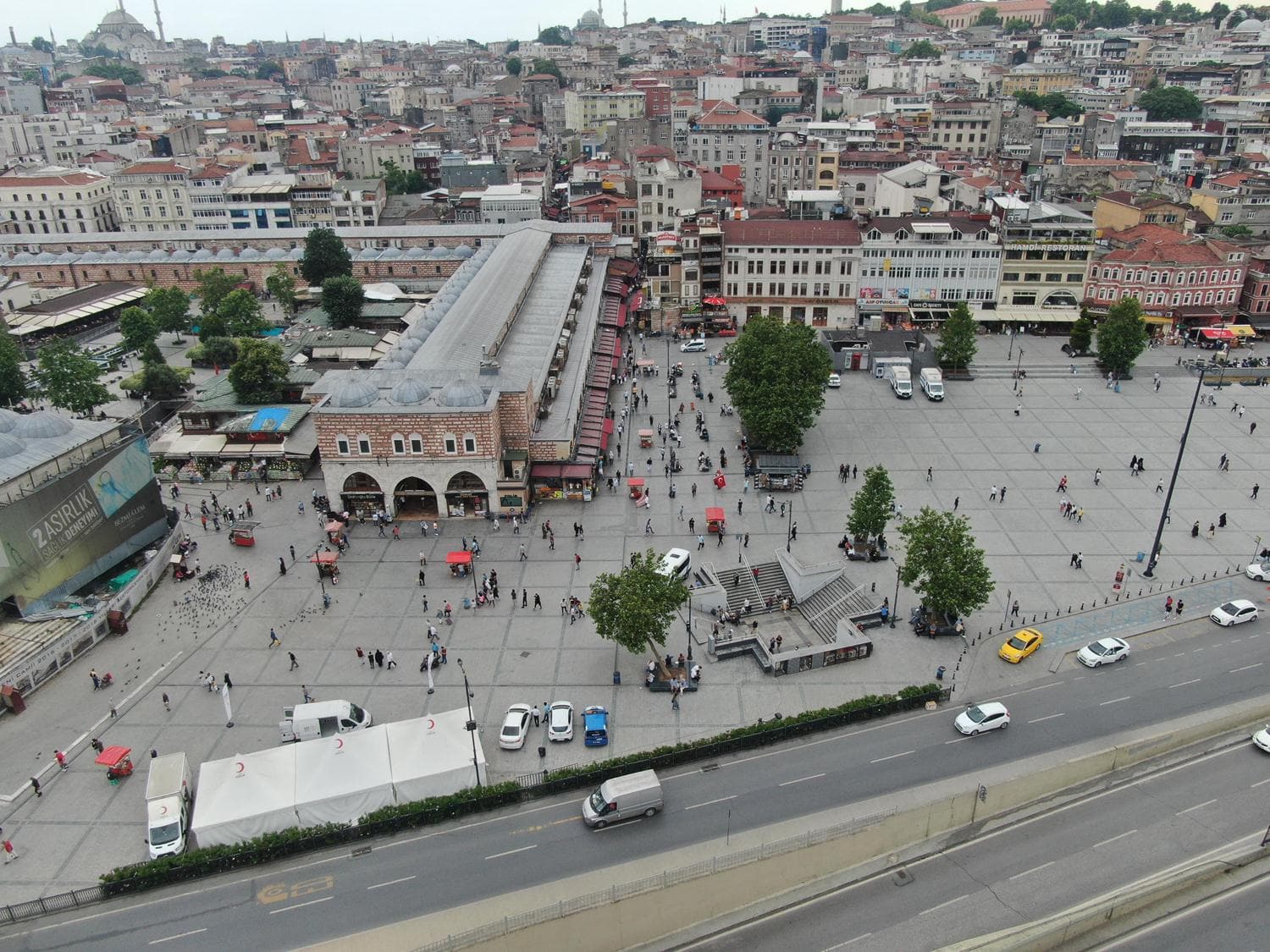 Emin�n�'nde polisten vatanda�lara drone'lu uyar�