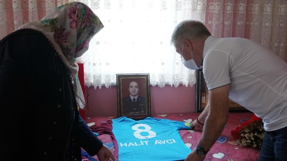Trabzonspor Bakan Ahmet Aaolu ehit Halit Avc'nn ailesini ziyaret etti
