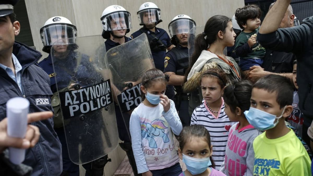 Atina'da mltecilerin hayatta kalma mcadelesi! Sokaa atldlar: Nereye giderseniz gidin!