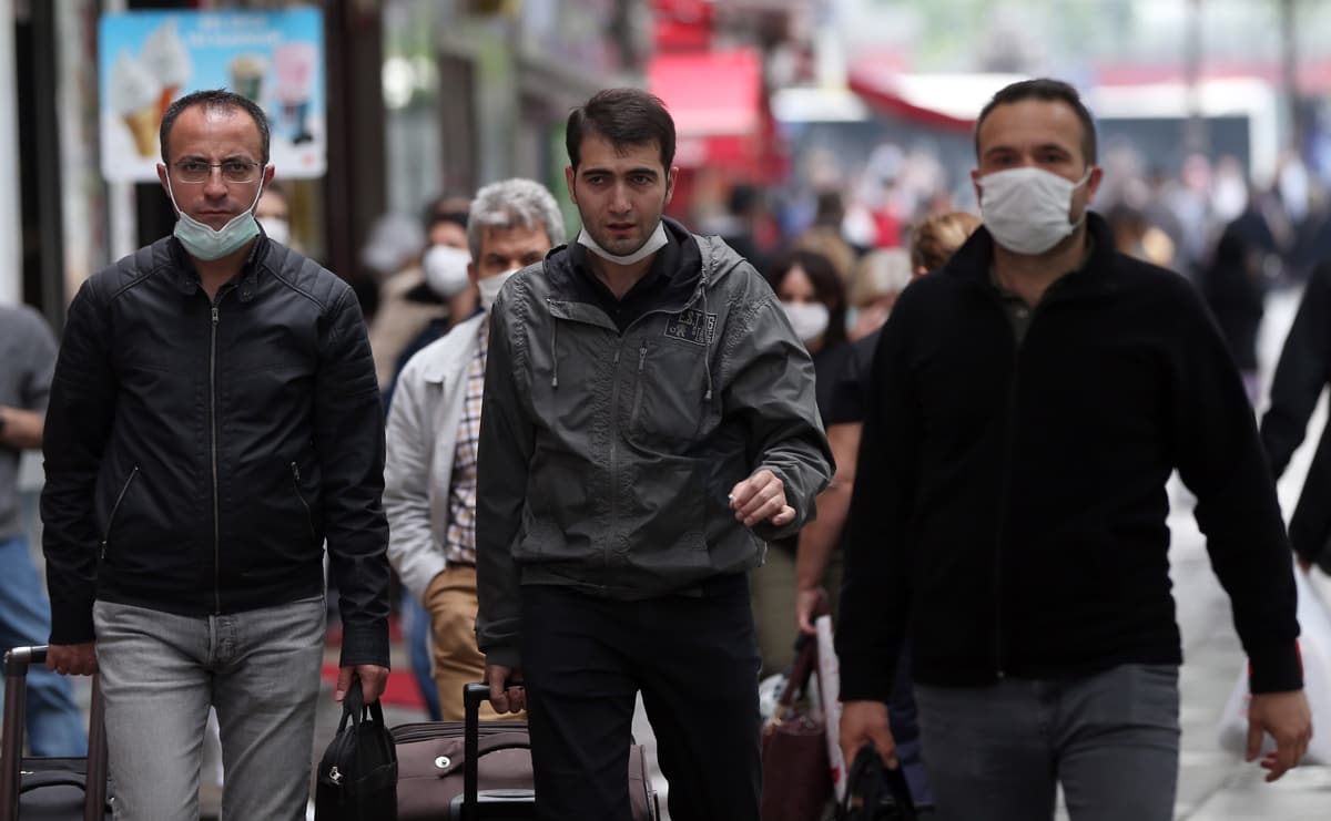 Bakan Koca duyurdu! 5 ilde daha maskesiz soka�a ��kmak yasakland�