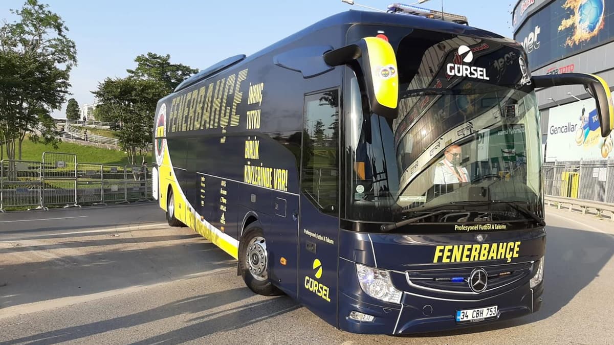 Derbi �ncesi tak�mlar stada b�yle geldi