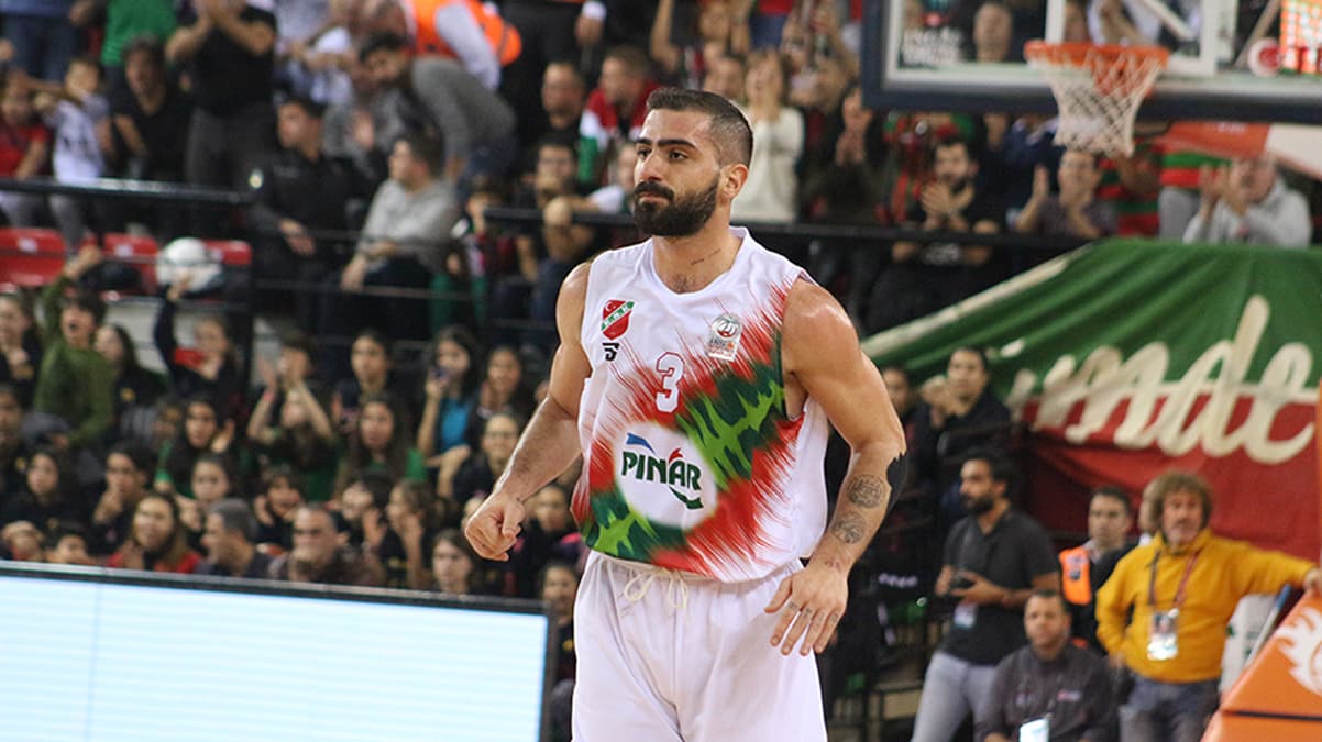 Kar��yaka'da iki imza birden