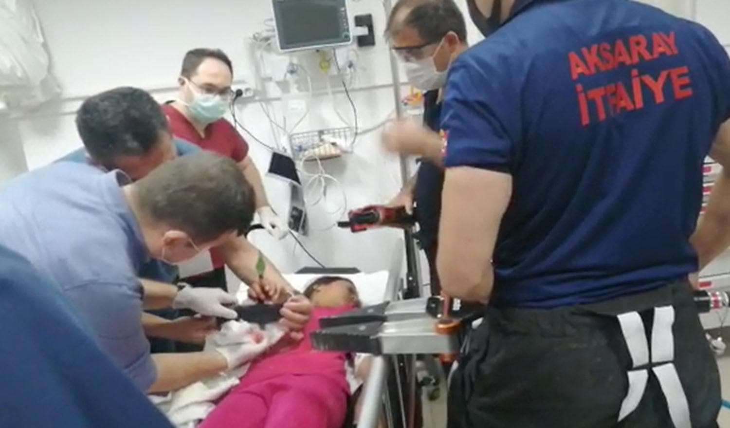 11 ya��ndaki �ocu�un eline demir korkuluk sapland�!