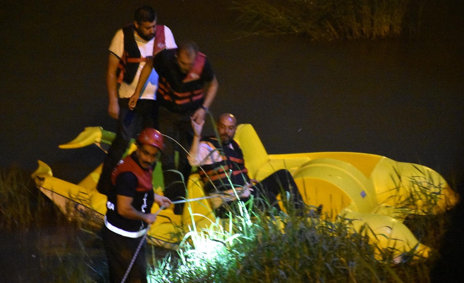 K�z�l�rmak'ta mahsur kalan 3 ki�iyi, AFAD ve itfaiye ekipleri kurtard�