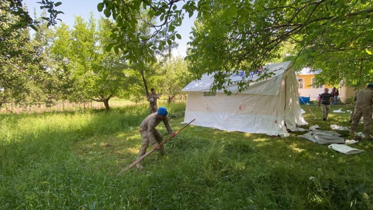 Mehmetçik, deprem bölgesinde yaraları sarıyor 