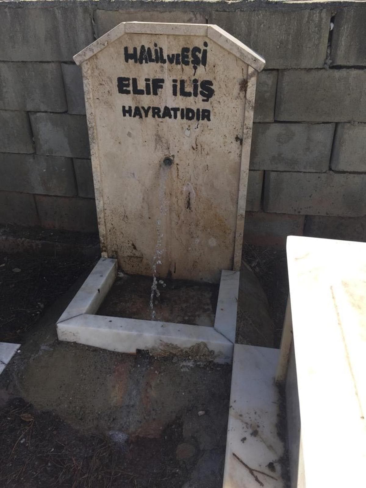 Mezarl�ktaki �e�me musluklar� �al�nd�