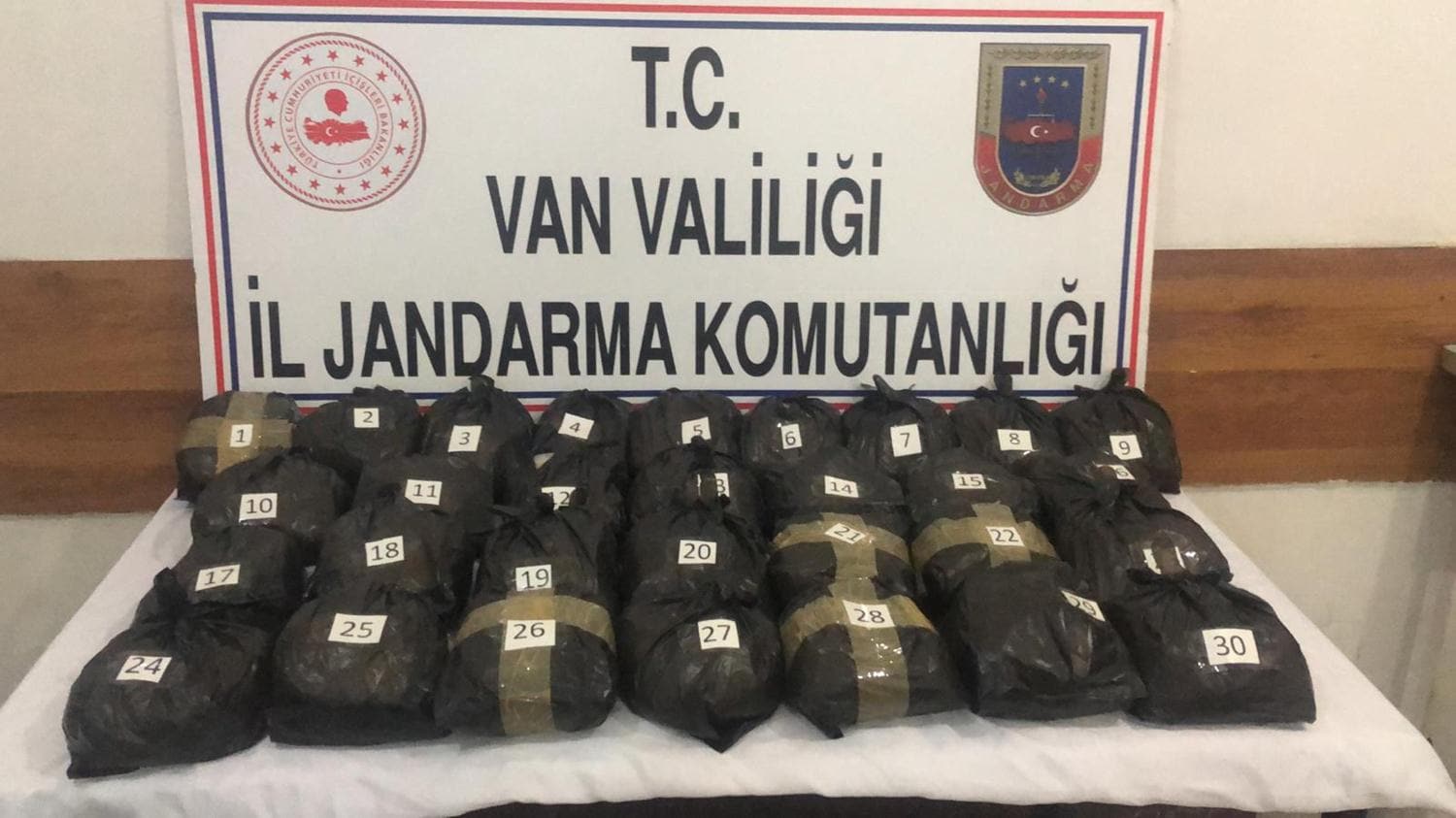 Jandarma ekiplerince 30 kilo metamfetamin ele ge�irildi!