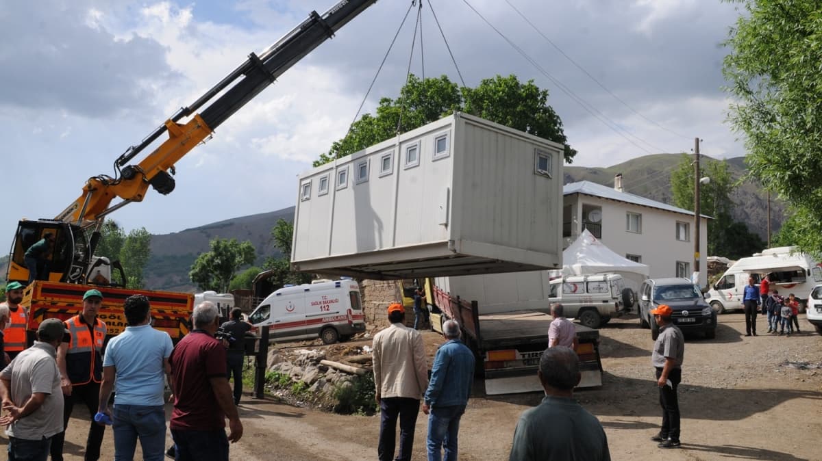 Bingl'deki deprem blgesine konteyner banyo ve tuvaletler sevk edildi
