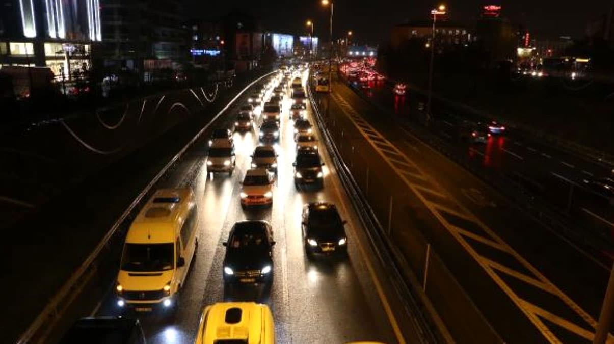 �stanbul'da ak�am saatlerinde trafik yo�unlu�u olu�tu