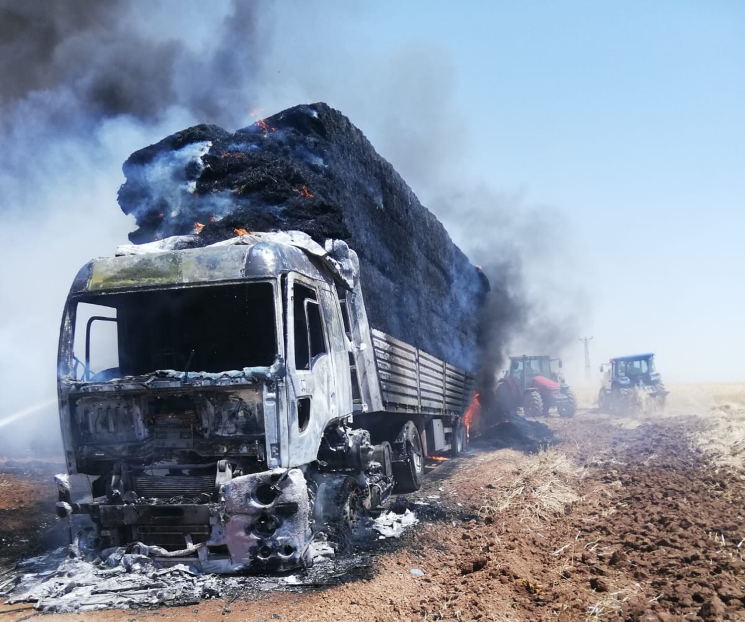 Saman y�kl� t�r alev alev yand�