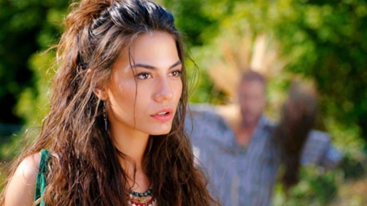 Survivor anlat bakal�m oyununda Demet �zdemir s�rprizi! Demet �zdemir kimdir?