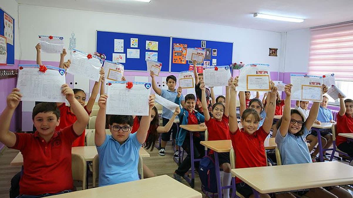 Karneler nas�l verilecek? Telafi e�itimleri zorunlu mu? Bakan Sel�uk cevaplad�