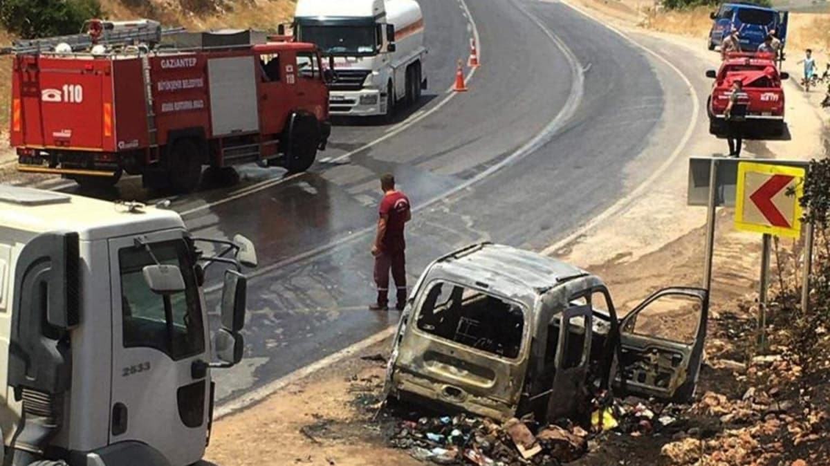 Yol kenarndaki yangn sndrmek isterken otomobili kle dnd