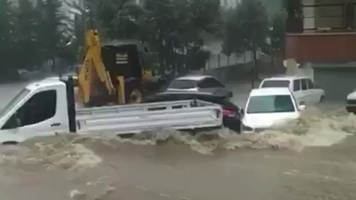 Adana'da sel sular aralar srkledi 