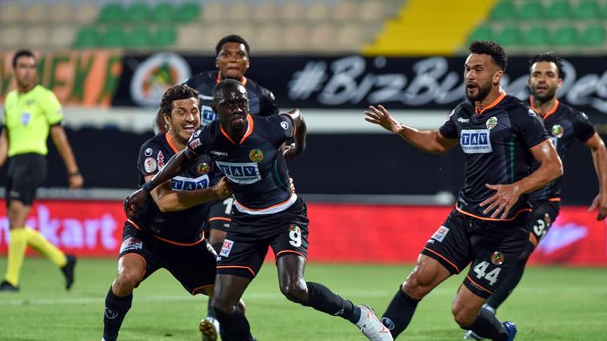 Gecenin y�ld�z� Papis Cisse: 'Erken gol ile i�i bitirdik'