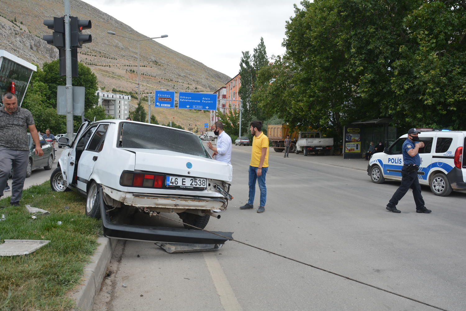 Ambulans ile otomobil �arp��t�, 6 ki�i yaraland�