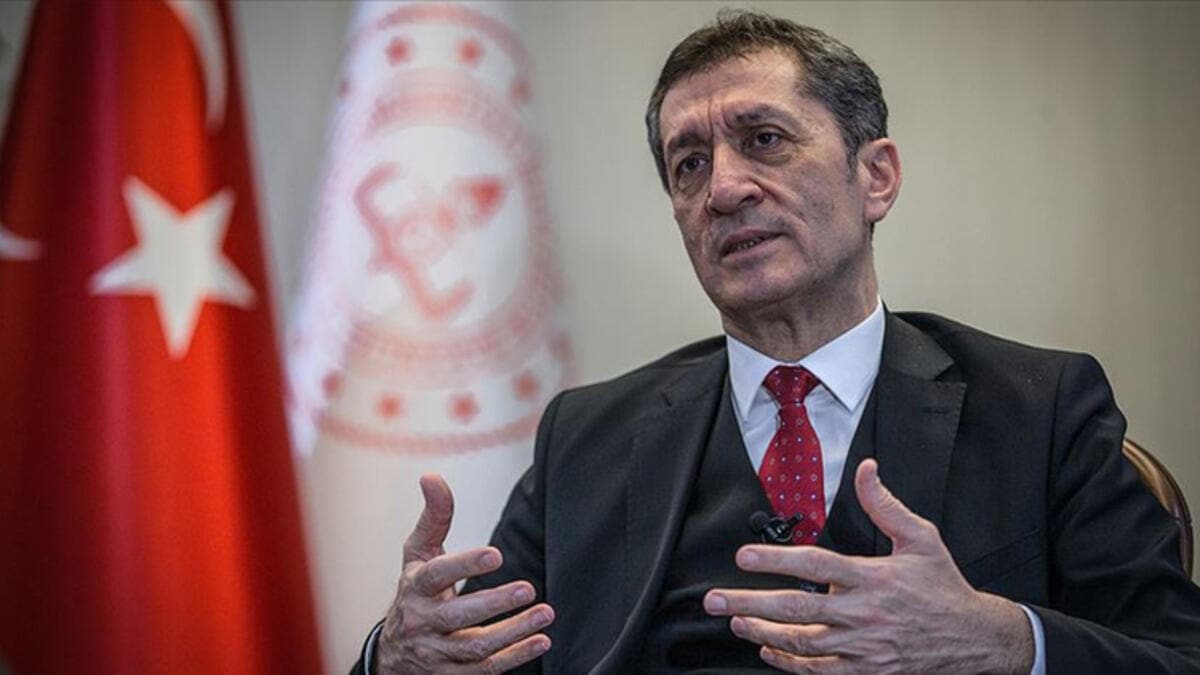 Bakan Sel�uk'tan �ocuklara mesaj: S�navda sosyal mesafenizi koruyun